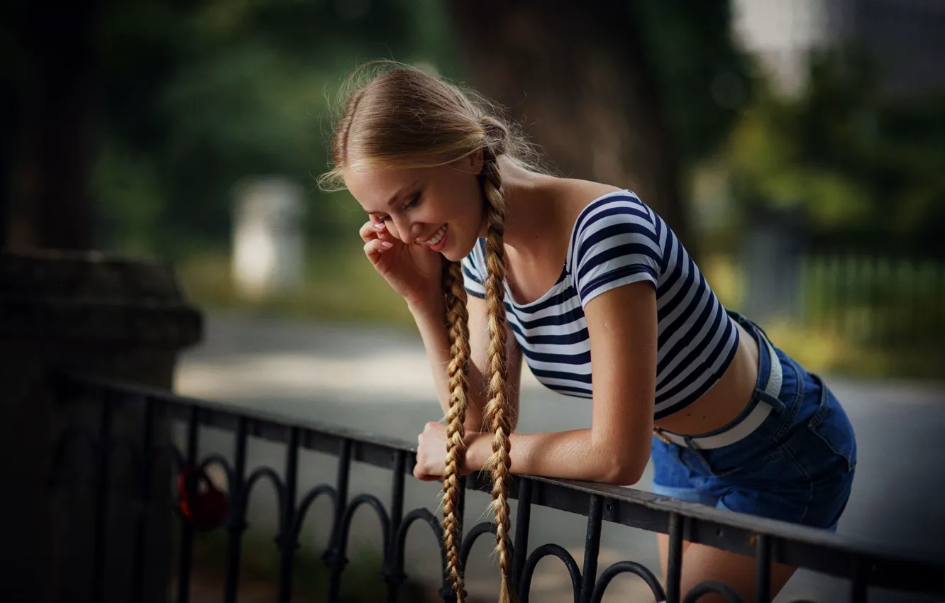 Фото обои девушка, улыбка, шорты, футболка, коса, DBond, Дэн Εвдокимов