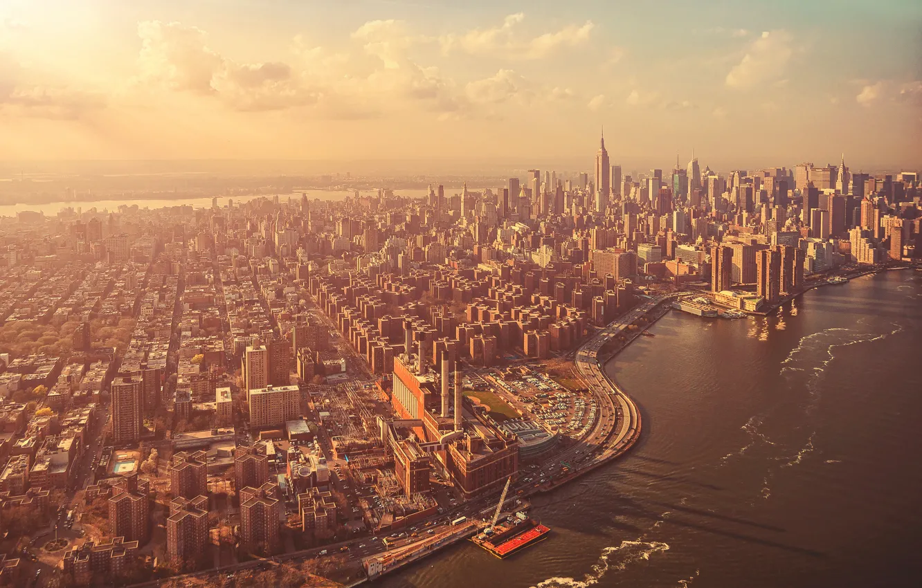 Фото обои волны, небо, вода, тучи, город, здания, Manhattan, New York City