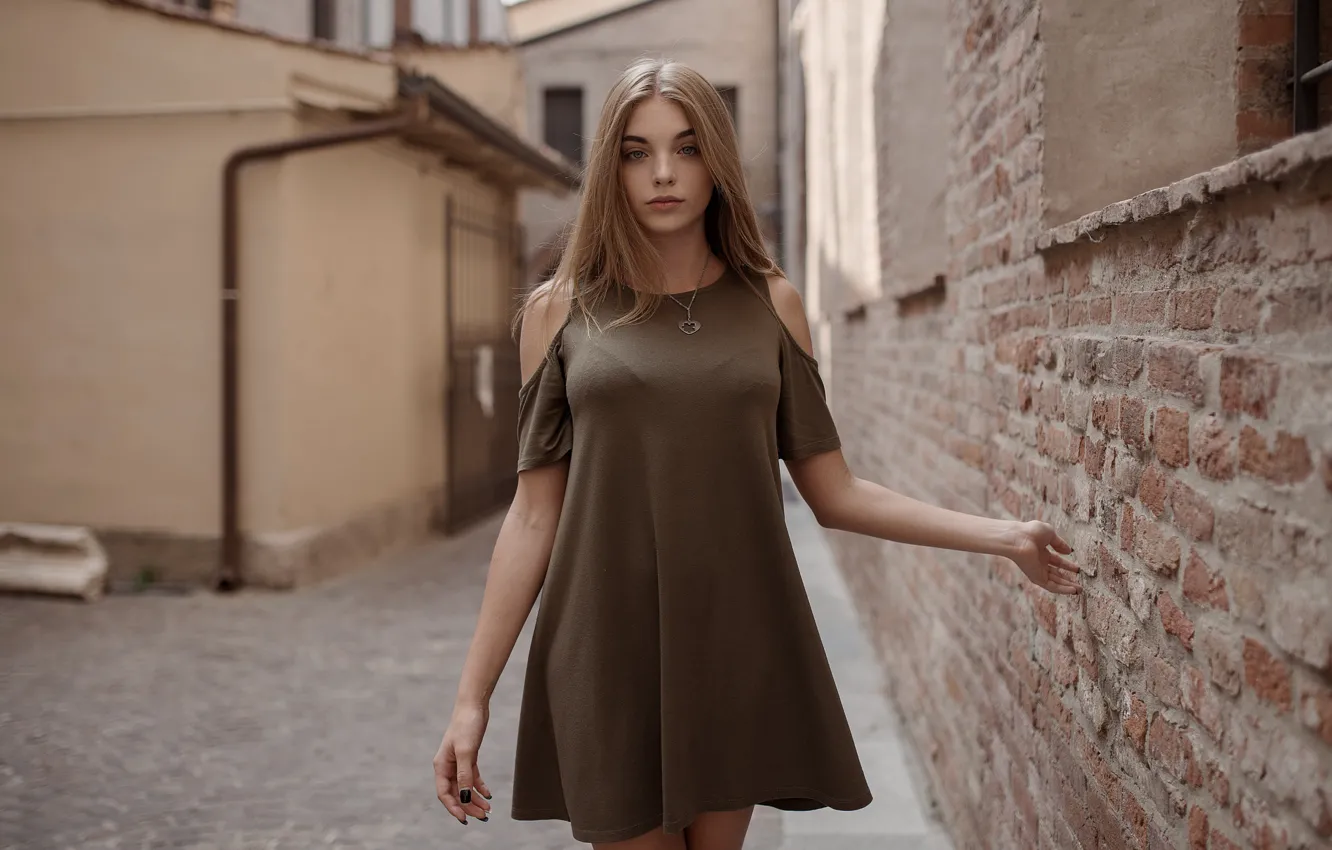 Фото обои девушка, поза, дом, стена, портрет, кирпич, макияж, платье