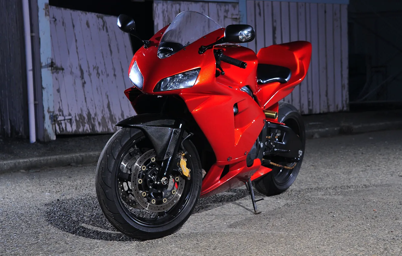 Фото обои красный, тень, ограждение, мотоцикл, red, суперспорт, honda, вид спереди