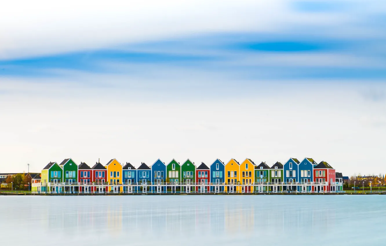 Фото обои небо, облака, город, отражение, река, домики, Нидерланды, разноцветные