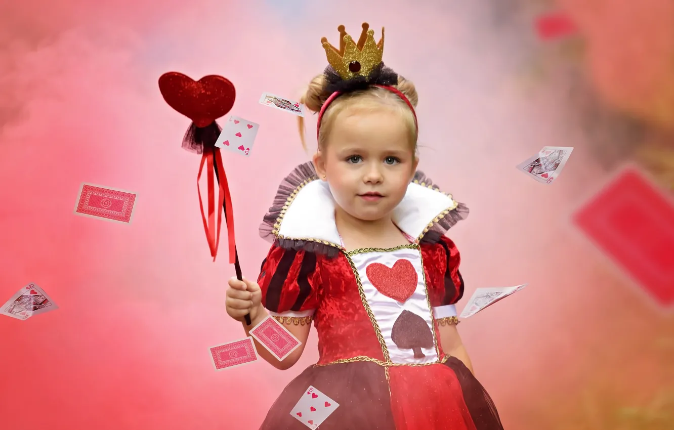 Фото обои карты, сердце, корона, платье, девочка, наряд, ребёнок, королева