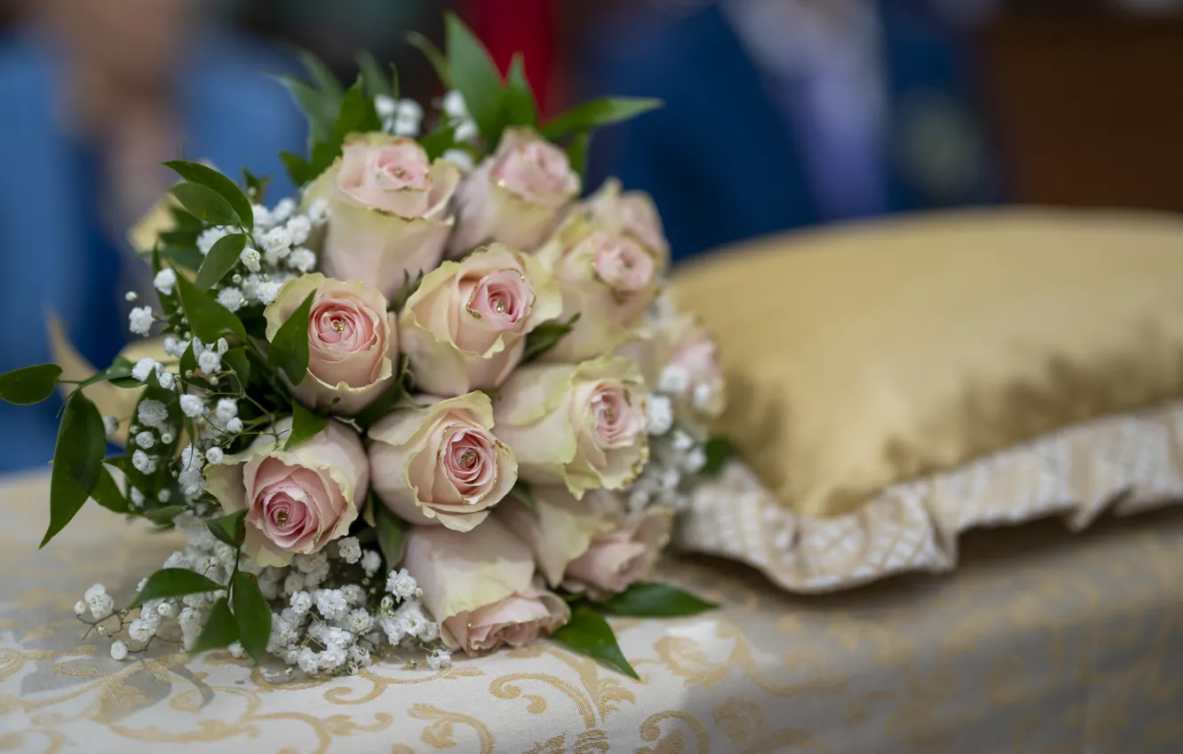 Фото обои листья, украшения, цветы, розы, букет, стразы, подушка, бутоны