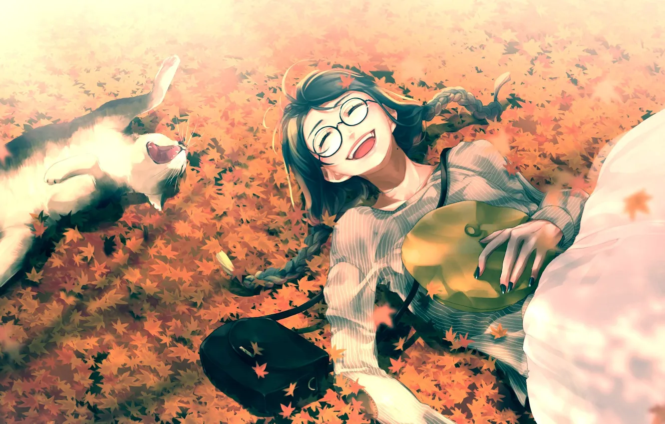 Фото обои смех, веселье, в очках, опавшие листья, лежит на спине, зевающий кот, сумрчка