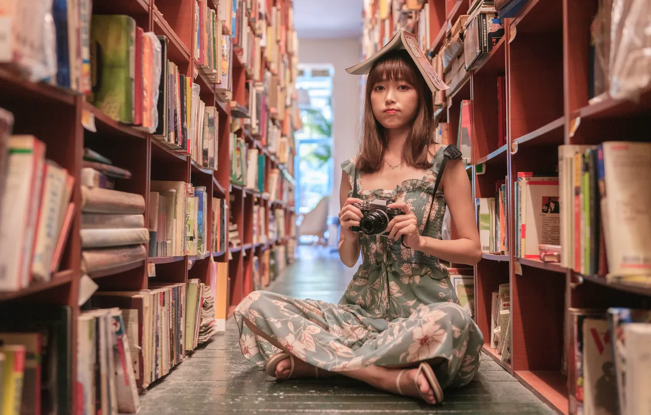 Фото обои взгляд, девушка, книги, фотоаппарат, азиатка