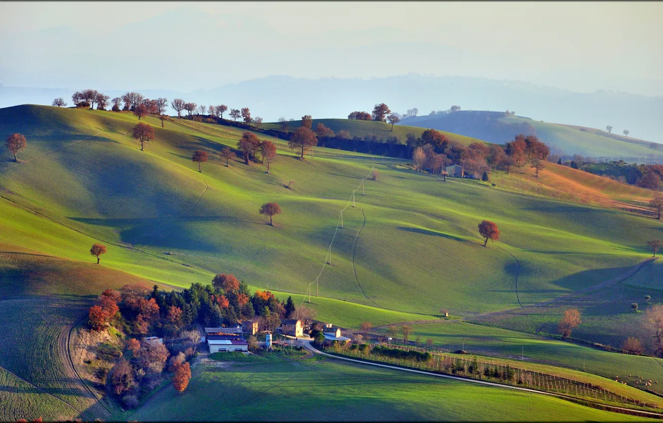 Фото обои небо, трава, деревья, горы, дом, холмы, поля, Италия