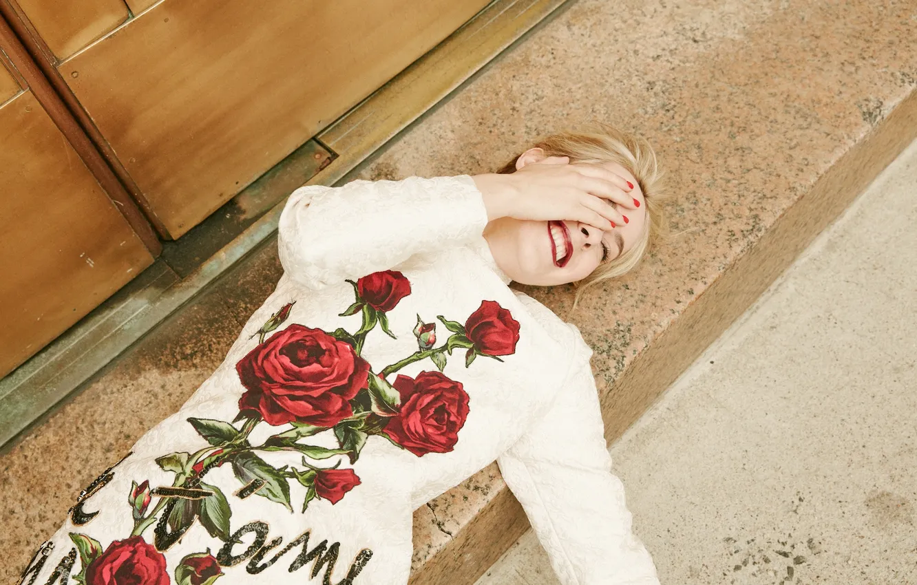 Фото обои розы, платье, актриса, блондинка, фотограф, лежит, журнал, на полу