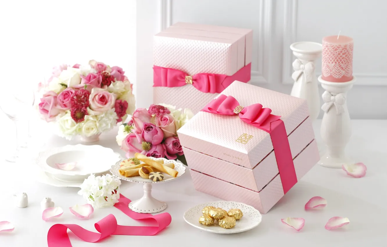 Фото обои цветы, розовый, розы, свеча, букет, лепестки, печенье, лента