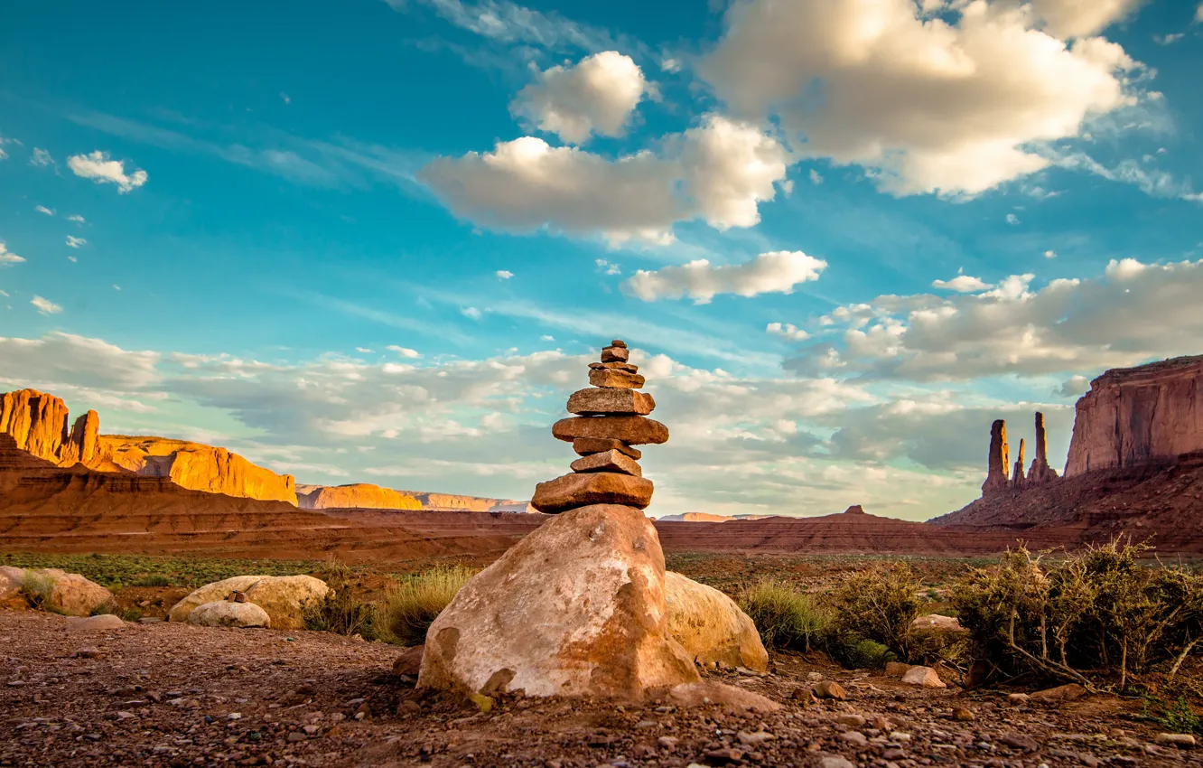 Фото обои небо, облака, камни, скалы, растительность, пустыня, даль, США