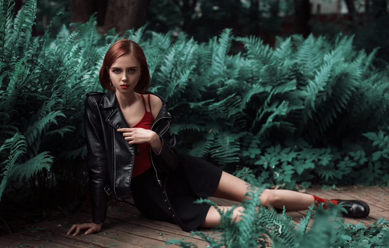 Фото обои legs, model, women, plants, jacket, red lipstick, leather jacket, looking at viewer