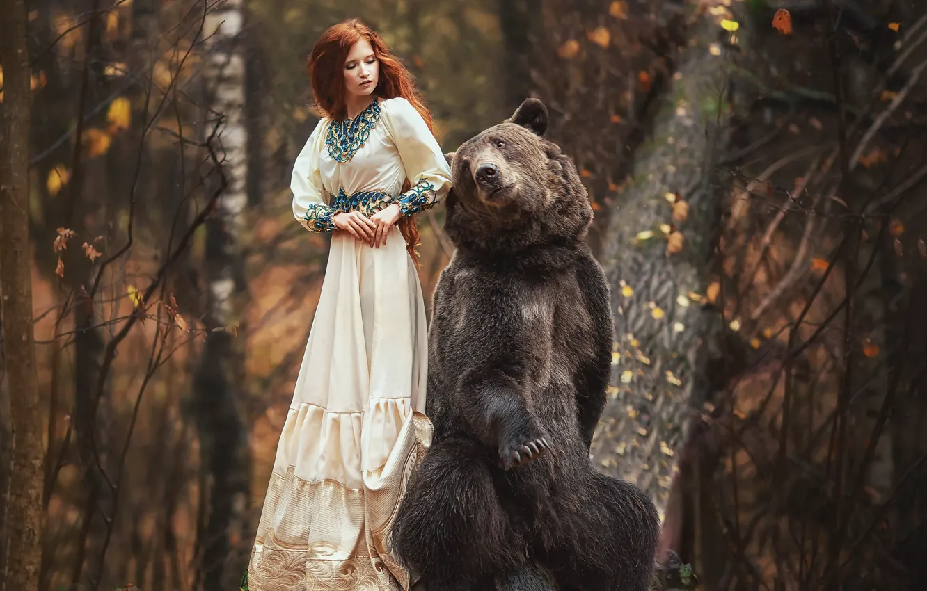 Фото обои осень, лес, девушка, поза, платье, медведь, рыжая, рыжеволосая