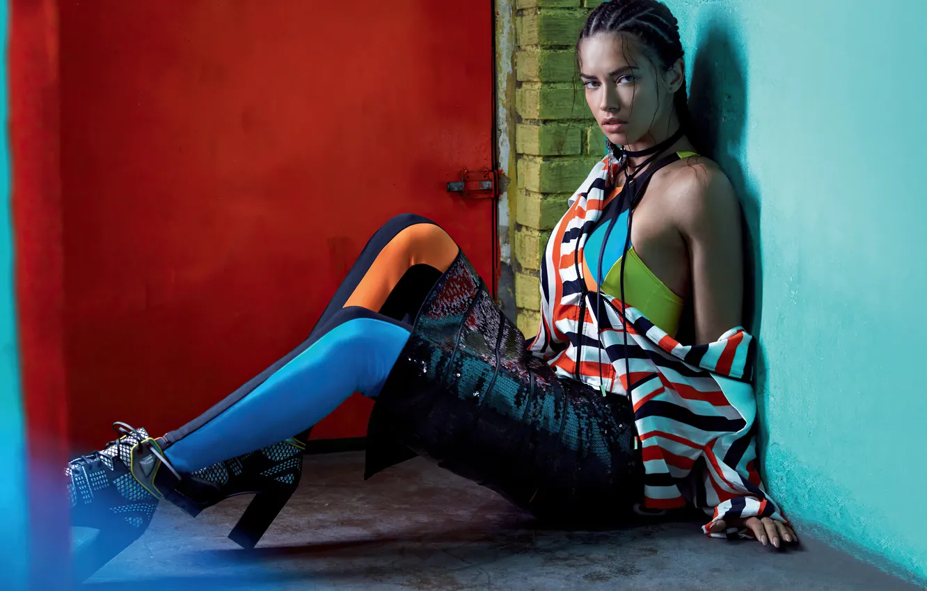 Фото обои взгляд, девушка, поза, стена, модель, Adriana Lima, Vogue