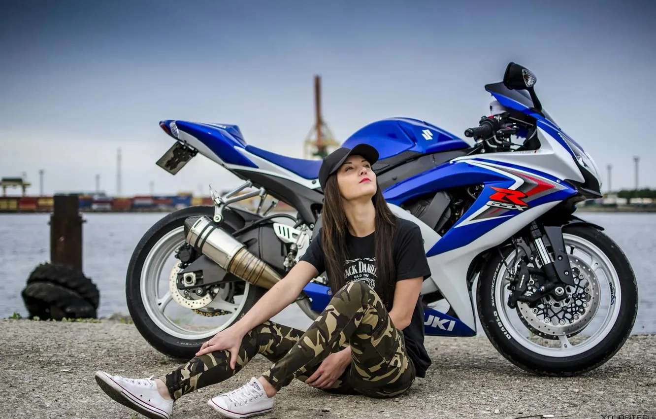 Фото обои girl, model, sweet, leggings, sneakers, Charming, baseball cap, Suzuki GSXR 750