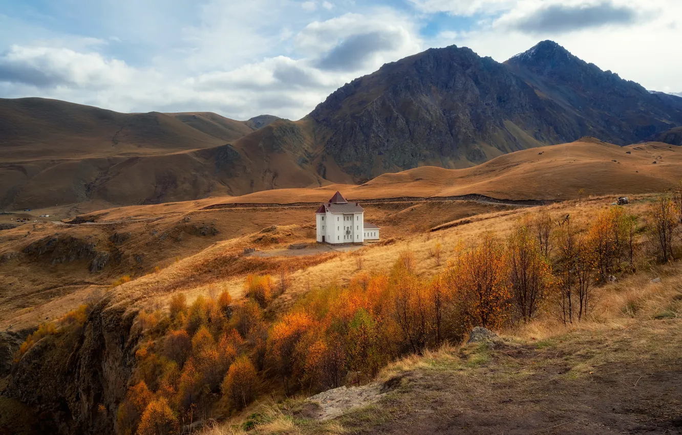 Фото обои осень, горы, дома, склон, особняк