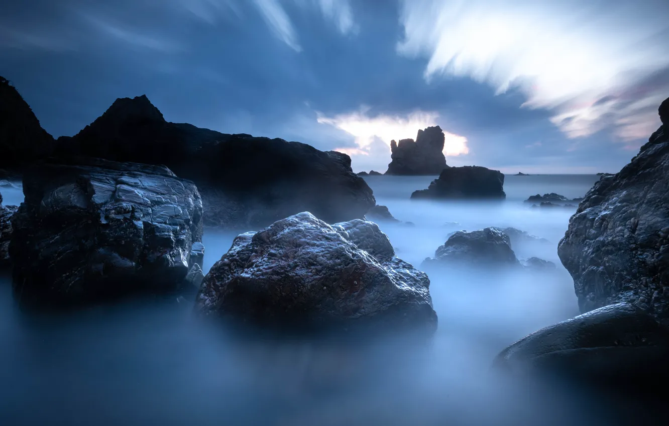 Фото обои море, облака, туман, камни, скалы, берег, валуны
