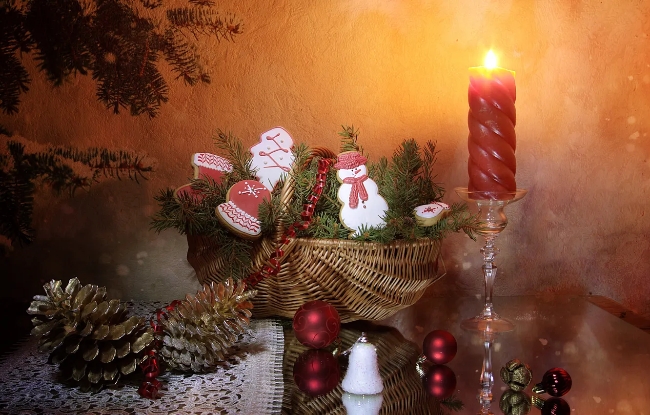 Фото обои шарики, свет, ветки, стол, стена, пламя, праздник, шары