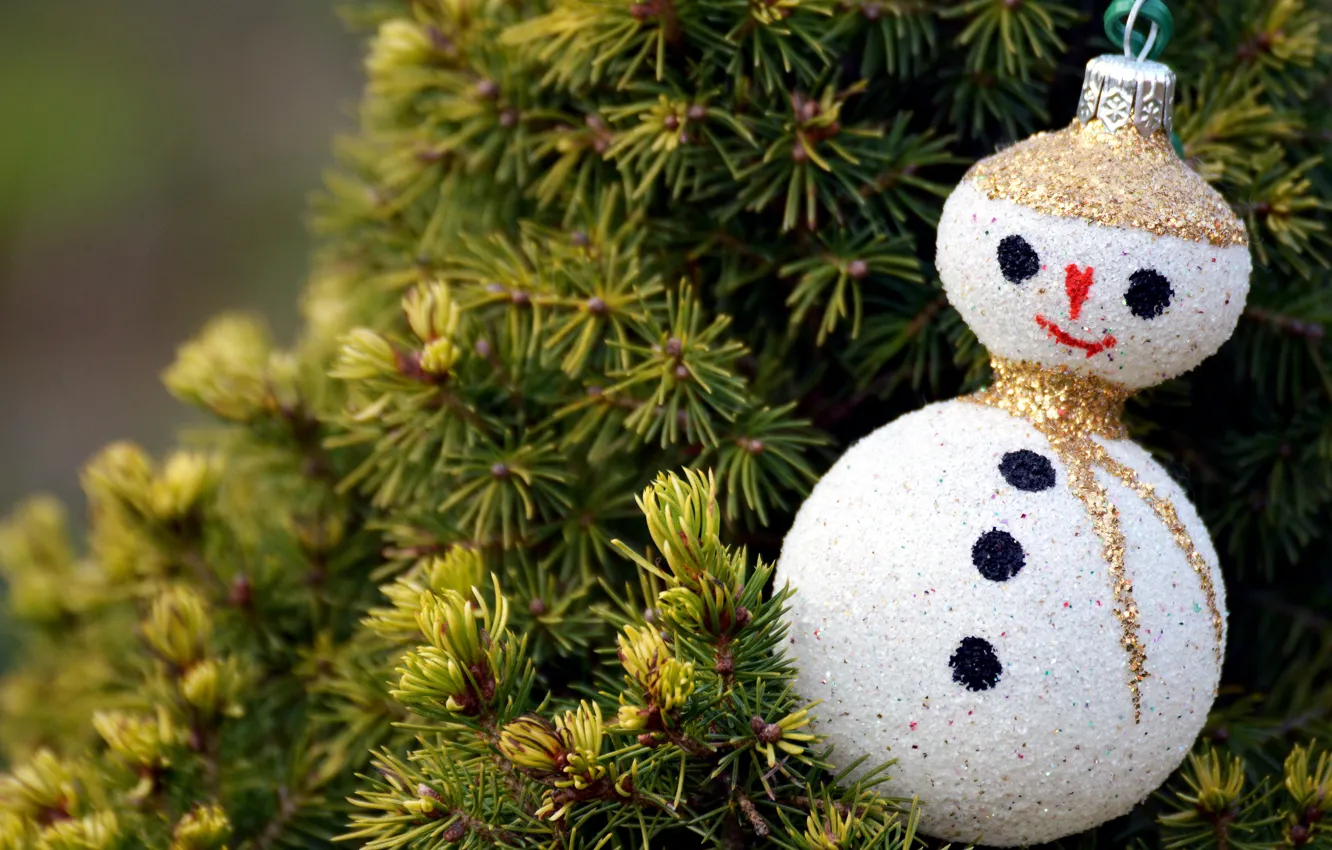 Фото обои зима, ветки, праздник, игрушка, Рождество, Новый год, снеговик, хвоя