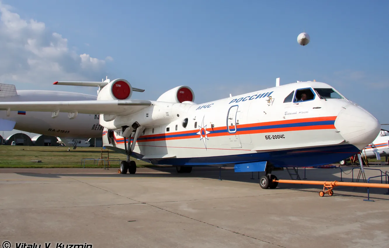 Фото обои самолёт, Российский, амфибия, Бе-200, на выставке, дирижабль на заднем плане