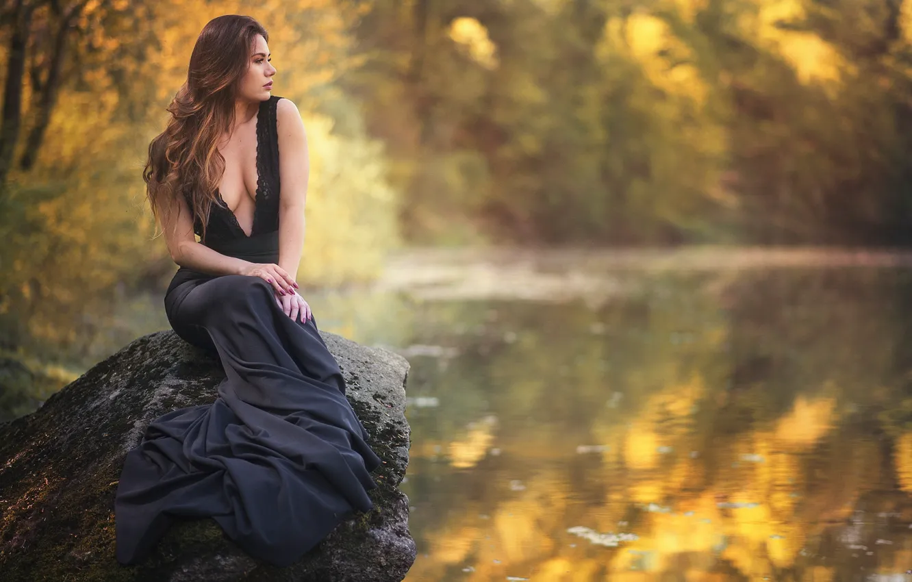 Фото обои вода, девушка, поза, настроение, камень, платье, водоём, Martyna Lasota
