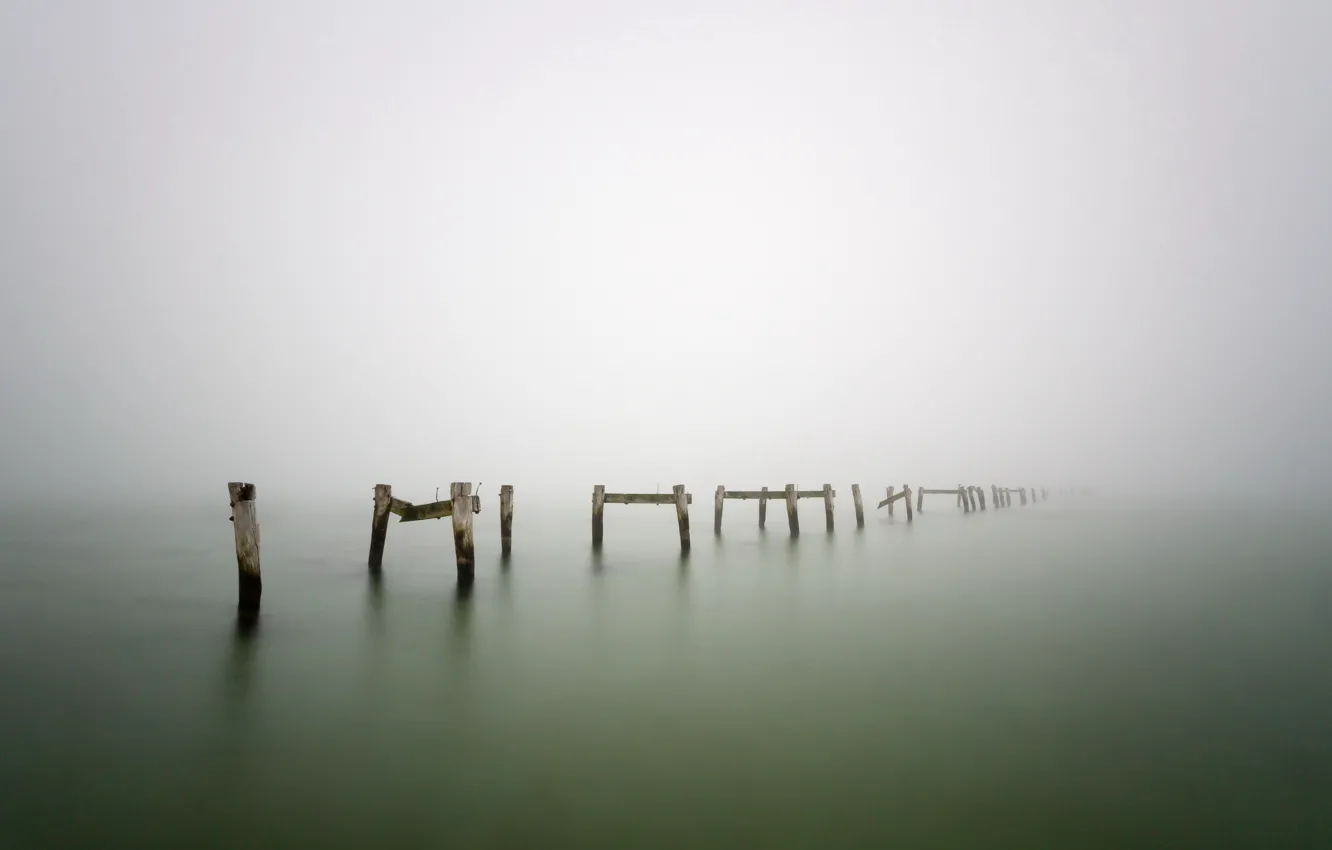 Фото обои море, пейзаж, туман, опоры