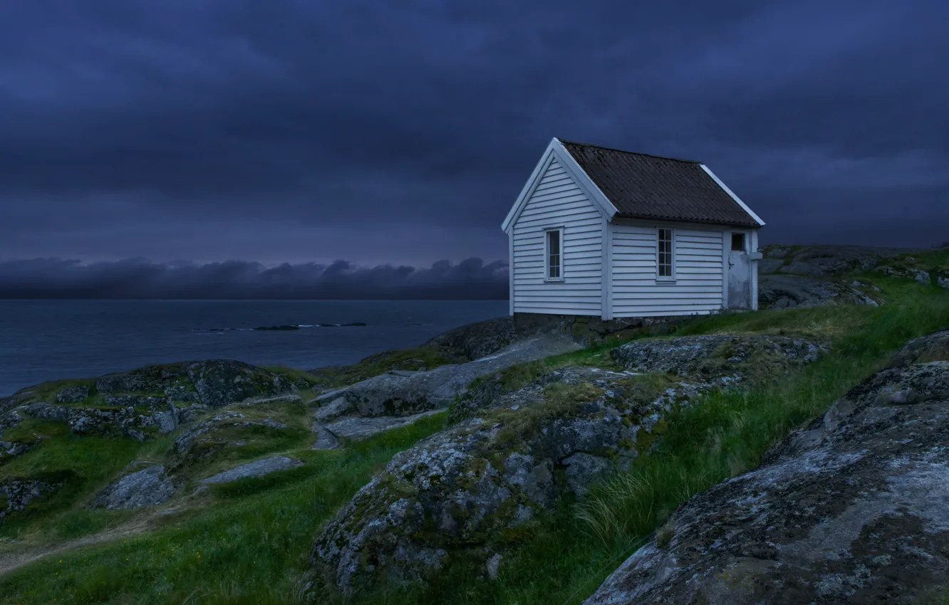 Фото обои небо, ночь, тучи, озеро, Норвегия, домик, синее