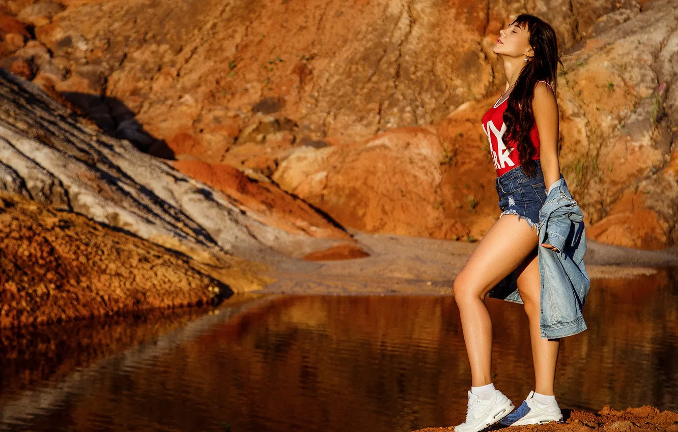 Фото обои девушка, солнце, поза, скалы, шорты, фигура, ножки