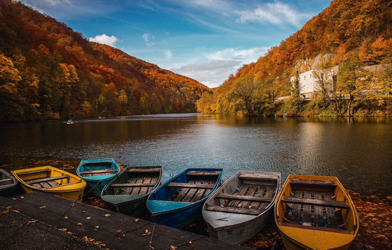Фото обои осень, пейзаж, горы, природа, река, лодки, причал, леса