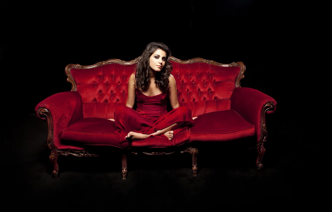 Фото обои девушка, красный, фон, диван, певица, Katie Melua