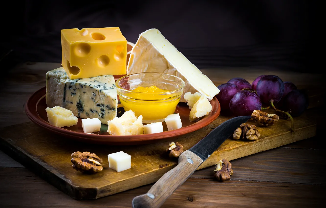 Фото обои ягоды, сыр, мед, виноград, нож, доска, орехи, мёд