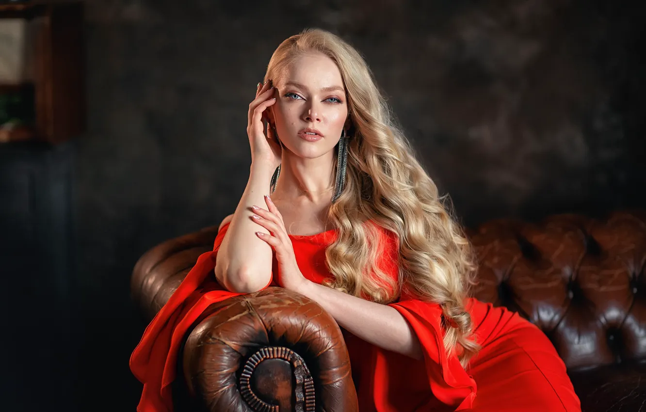 Фото обои взгляд, девушка, поза, диван, руки, блондинка, красное платье, длинные волосы