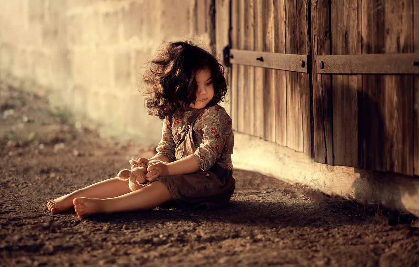 Фото обои игрушка, дверь, девочка