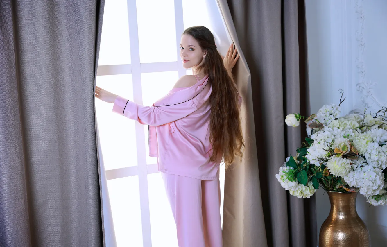 Фото обои long hair, flowers, model, brunette, gorgeous, photoshoot, posing, beautiful face