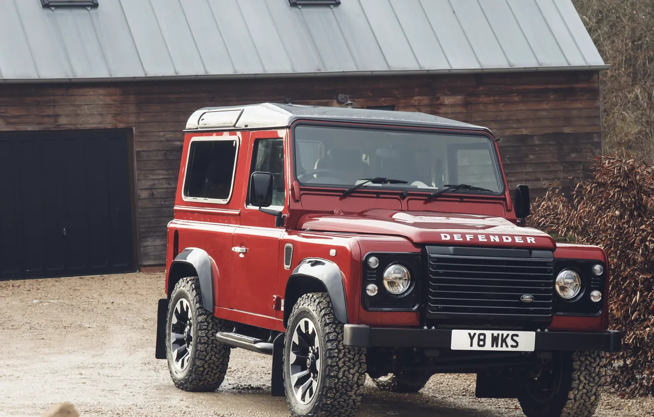 Фото обои дорога, красный, здание, внедорожник, Land Rover, 2018, Defender, V8