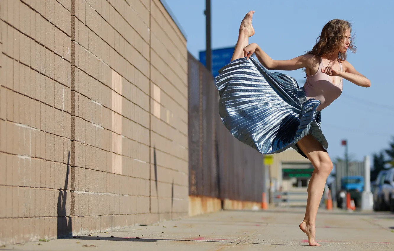 Фото обои девушка, лицо, прыжок, улица, юбка, ножки, Sidney