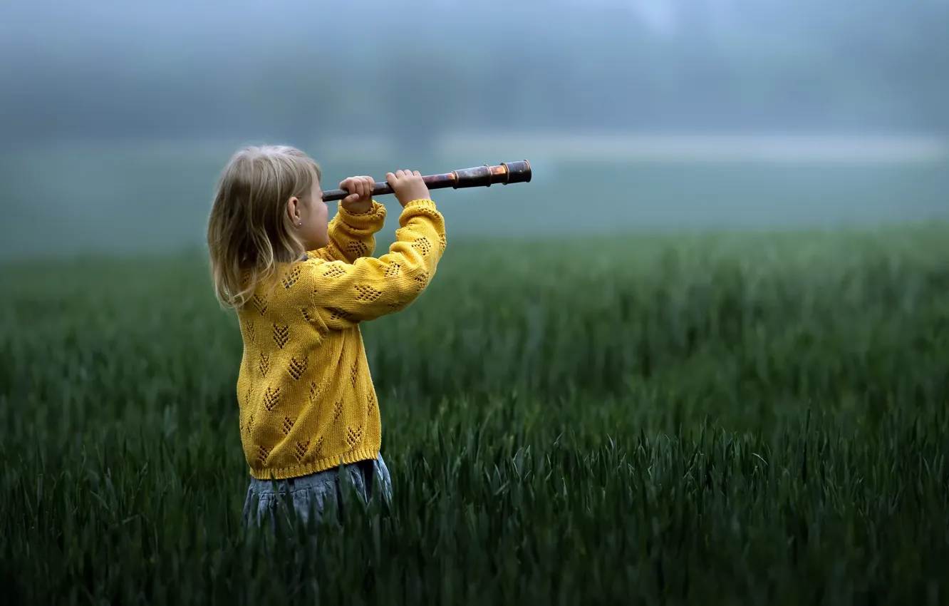 Фото обои поле, девочка, подзорная труба