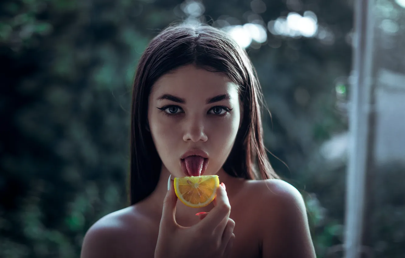 Фото обои голубые глаза, blue eyes, размытый фон, портрет девушки, blurred background, gaze, долька лимона, пристальный взгляд