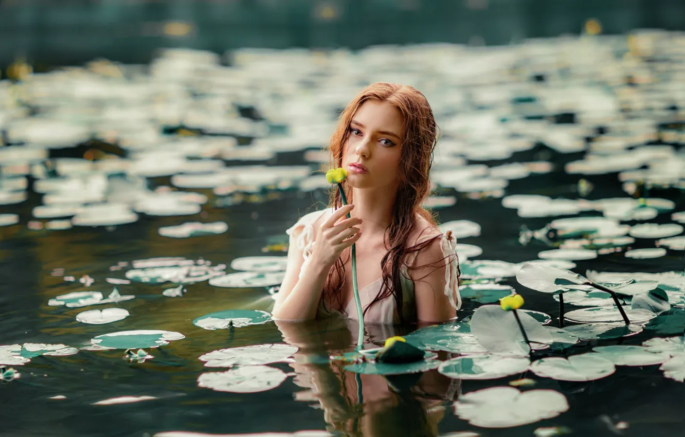 Фото обои взгляд, листья, девушка, лицо, озеро, настроение, ситуация, кувшинки