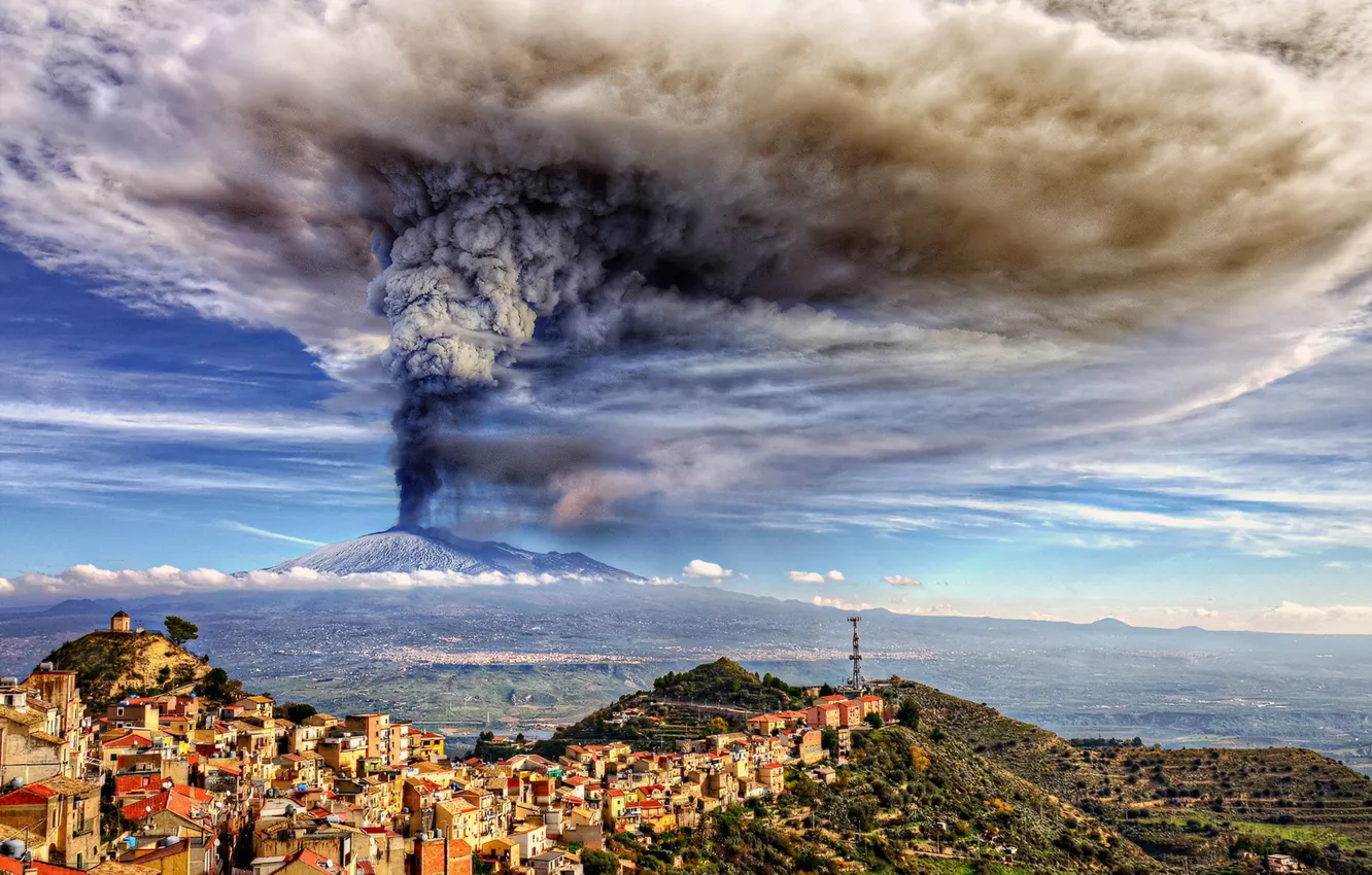 Фото обои небо, город, пепел, вулкан