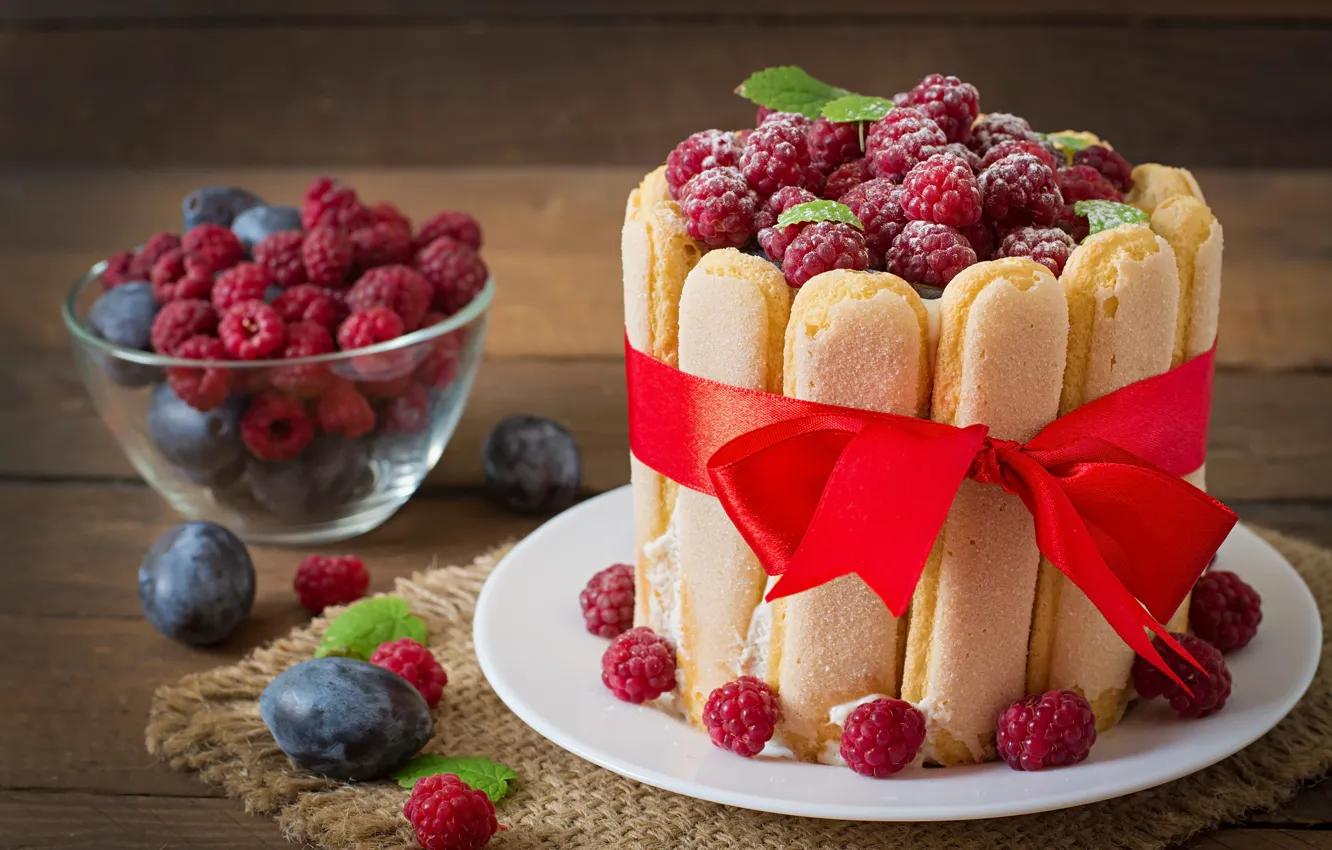 Фото обои ягоды, малина, торт, бант, сливы, десерт, савоярди