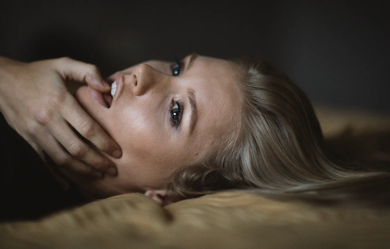 Фото обои губки, зубки, пальчик, Marissa, Jesse Herzog