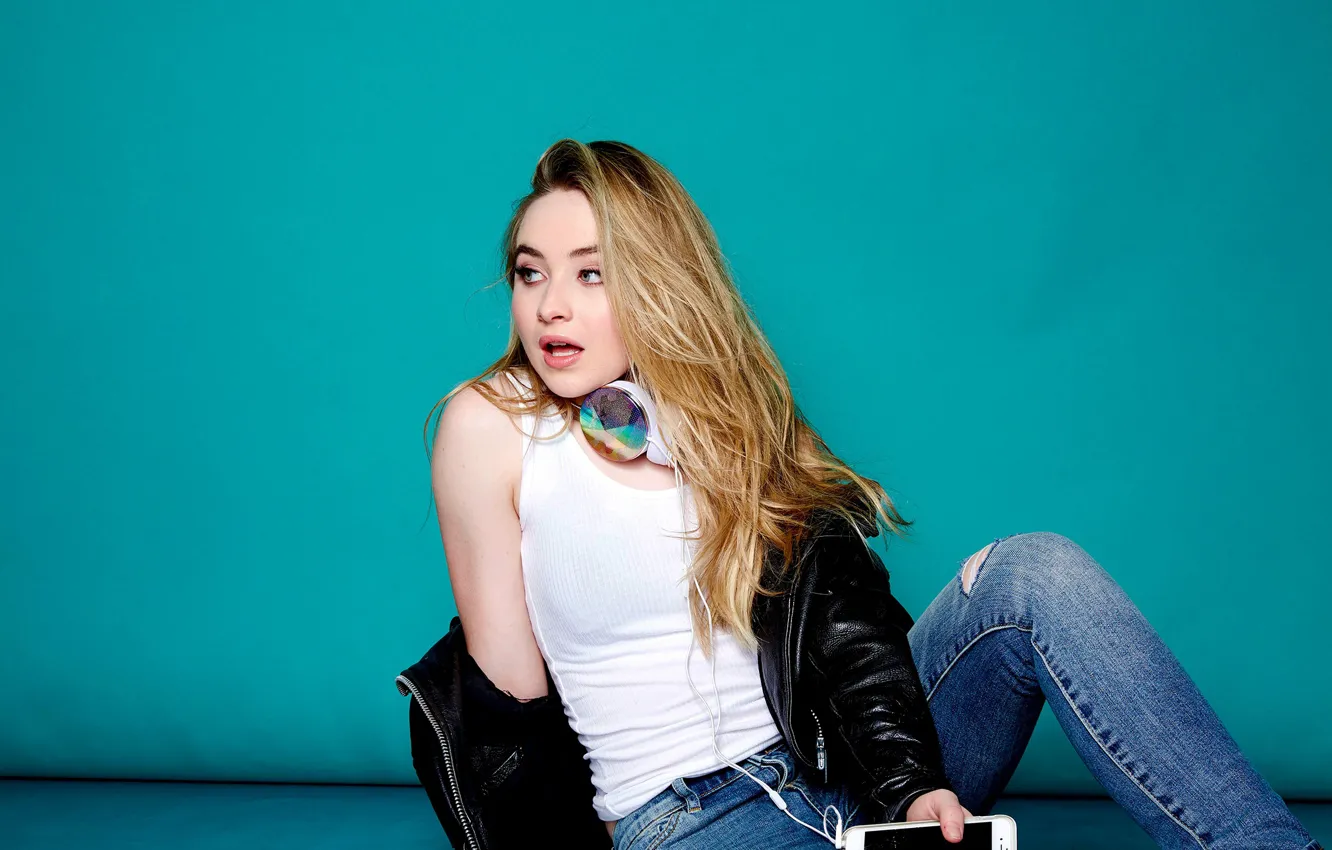 Фото обои взгляд, девушка, поза, куртка, телефон, певица, на полу, Sabrina Carpenter