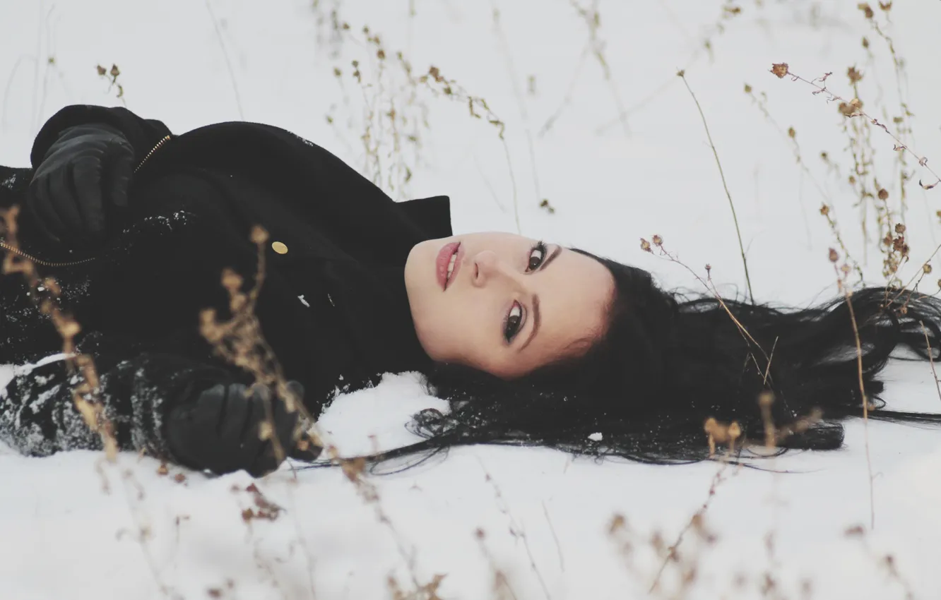 Фото обои девушка, снег, брюнетка, лежит
