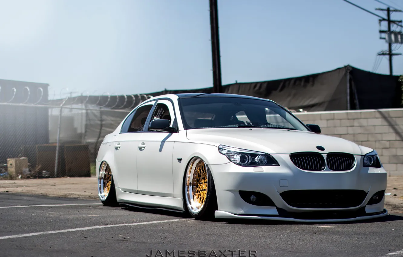 Фото обои bmw, white, wheels, gold, jdm, tuning, front, face