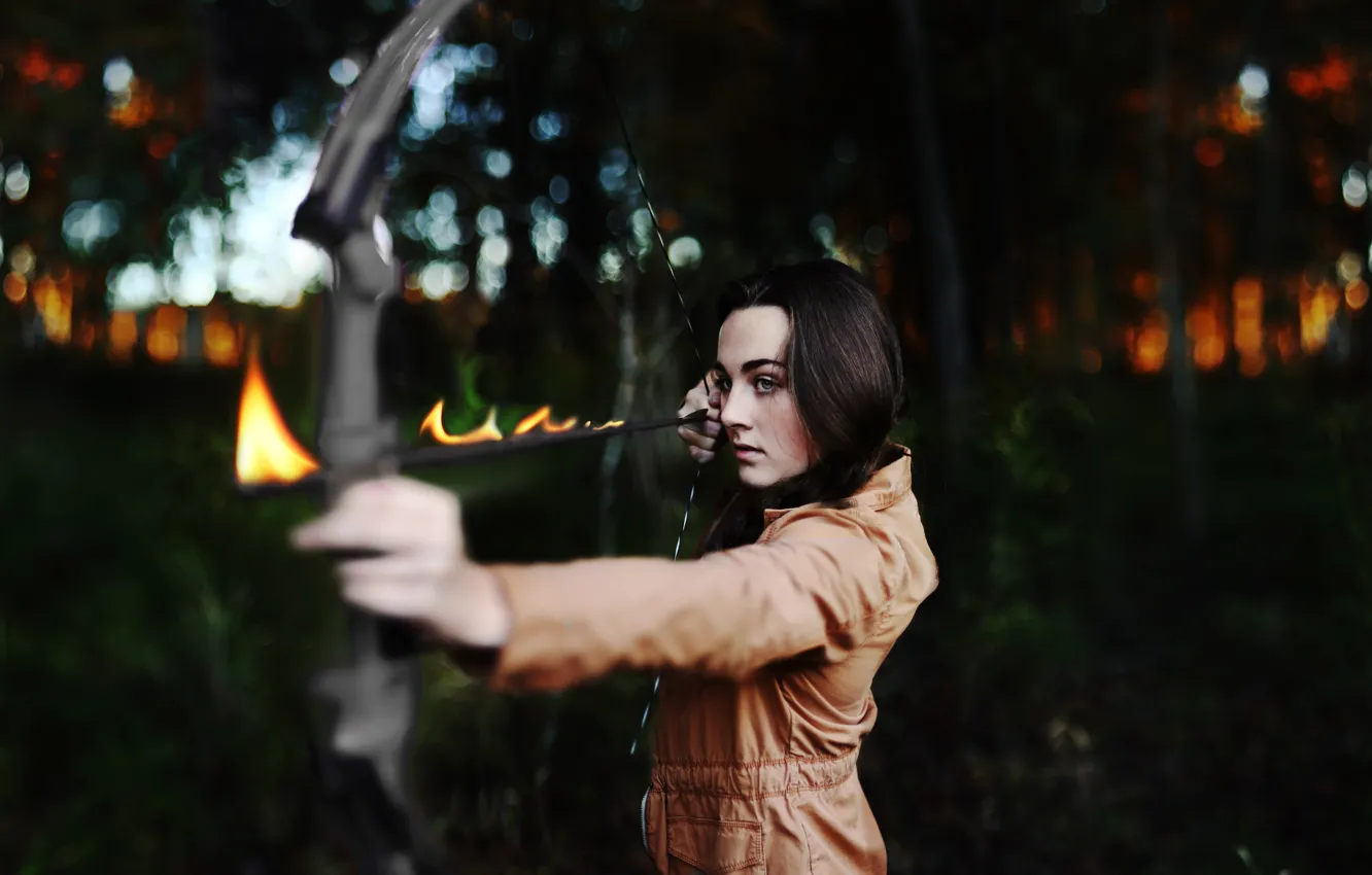 Фото обои взгляд, девушка, настроение, огонь, пламя, брюнетка, лук, стрела