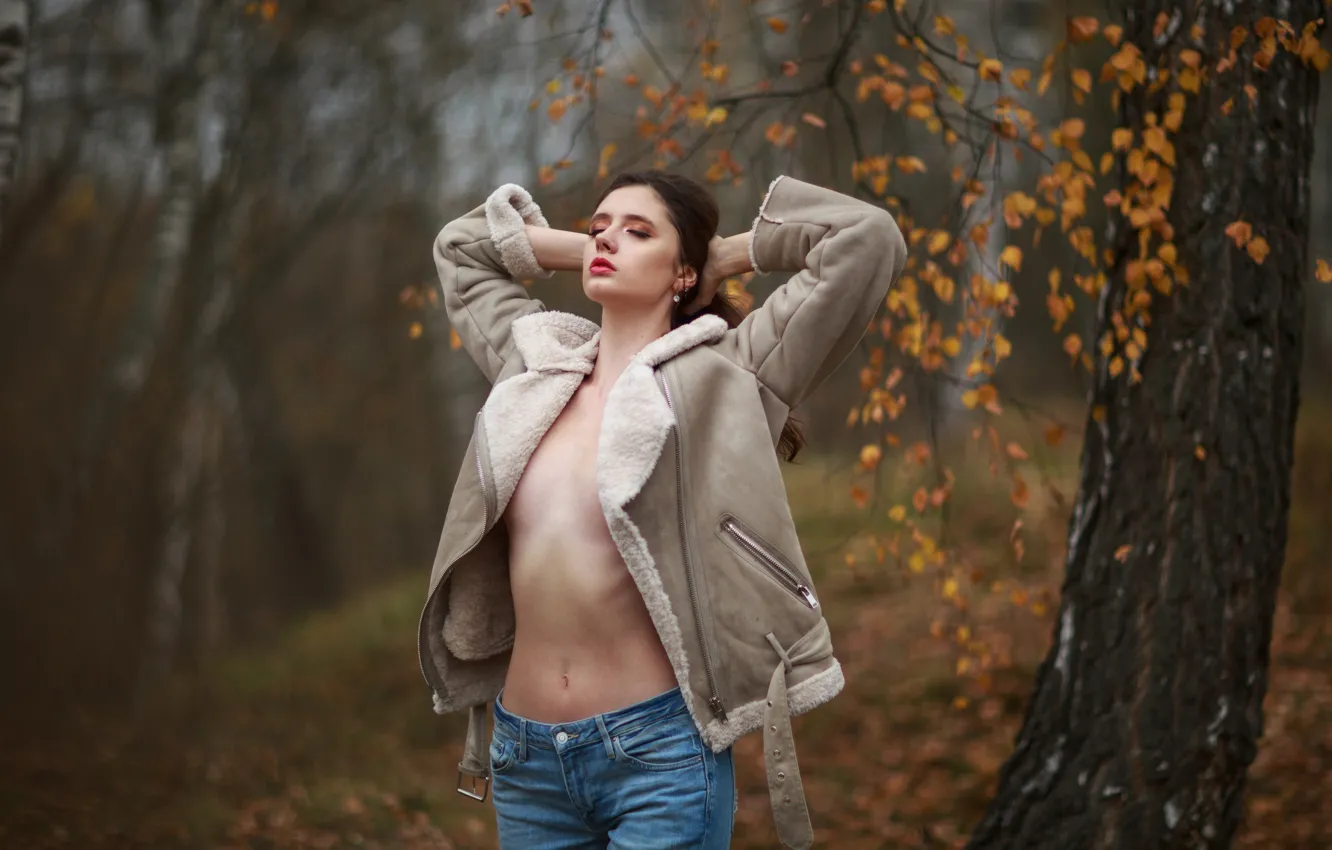 Фото обои осень, грудь, девушка, поза, дерево, джинсы, фигура, на природе