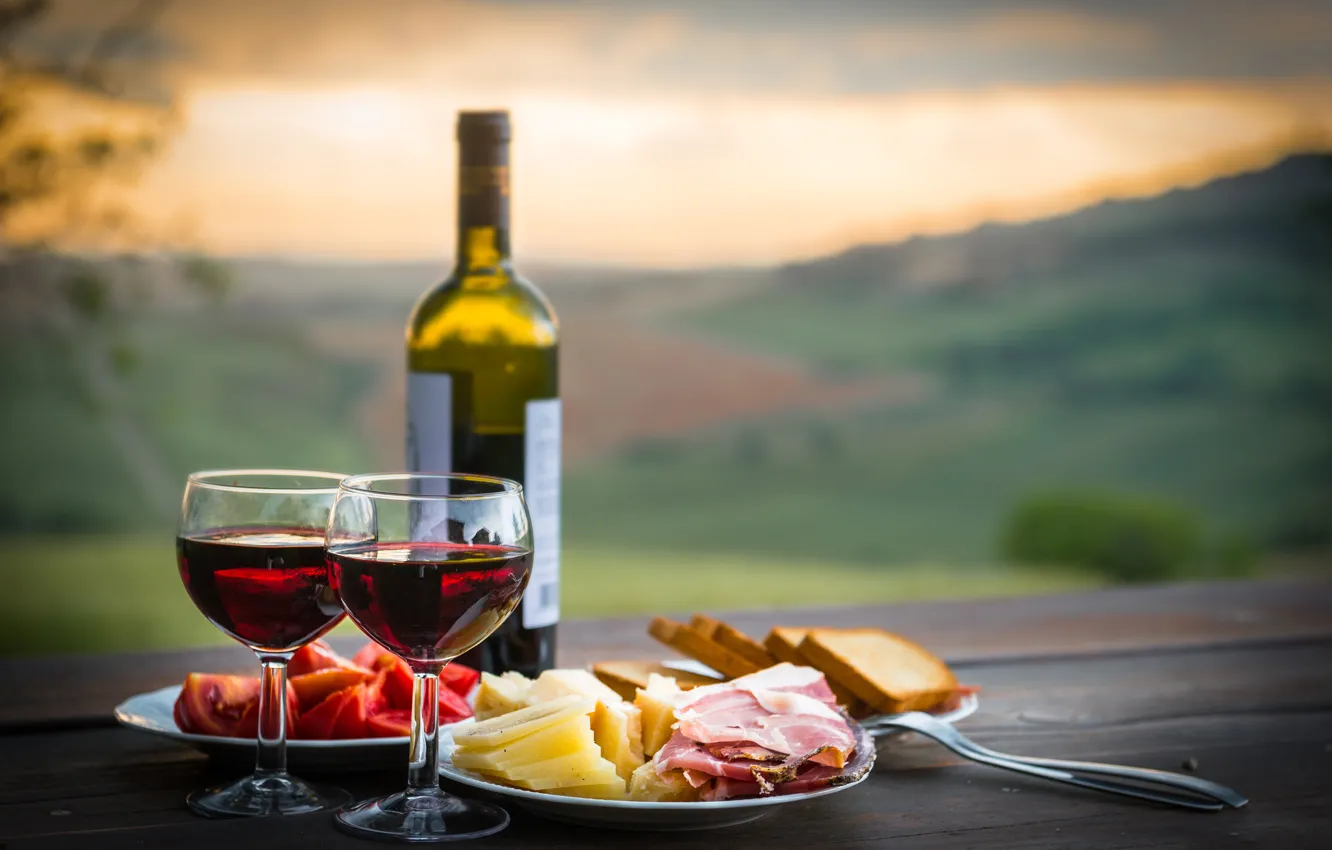 Фото обои пейзаж, стол, вино, бутылка, сыр, бокалы, хлеб, тарелки
