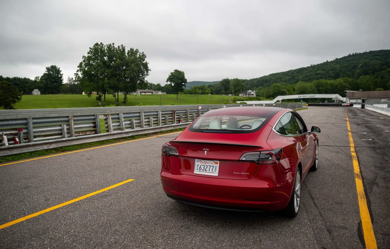 Фото обои Красный, Задок, Электрокар, Tesla Model 3