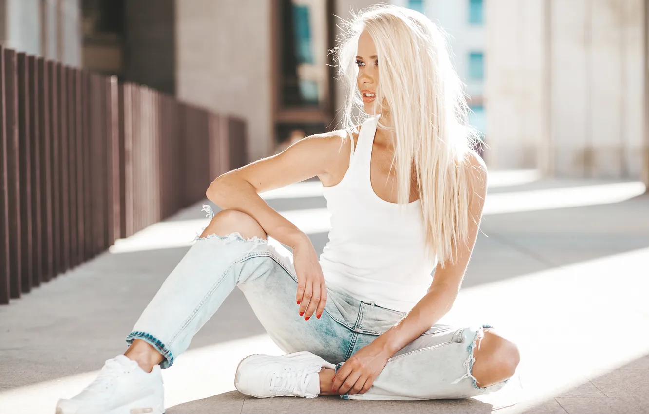Фото обои woman, beautiful, model, pretty, jeans, blonde, long-haired, sneakers