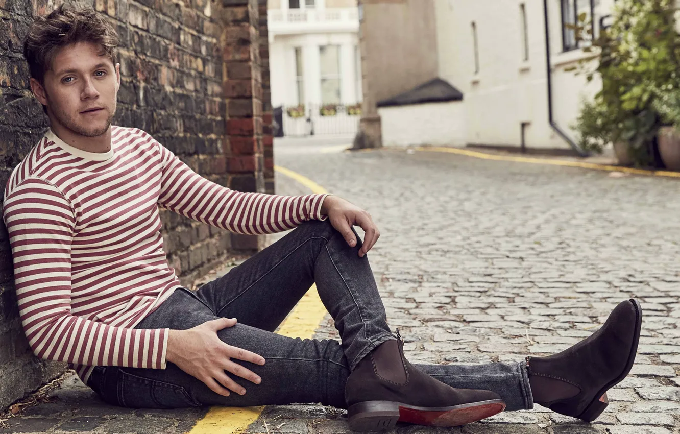 Фото обои взгляд, улица, джинсы, мужчина, Niall Horan