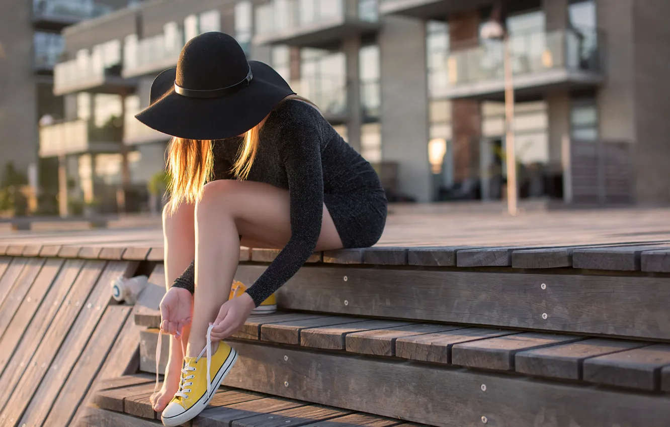 Фото обои девушка, город, кеды, ступеньки, шляпка, ножки, шнурки, Yellow shoes